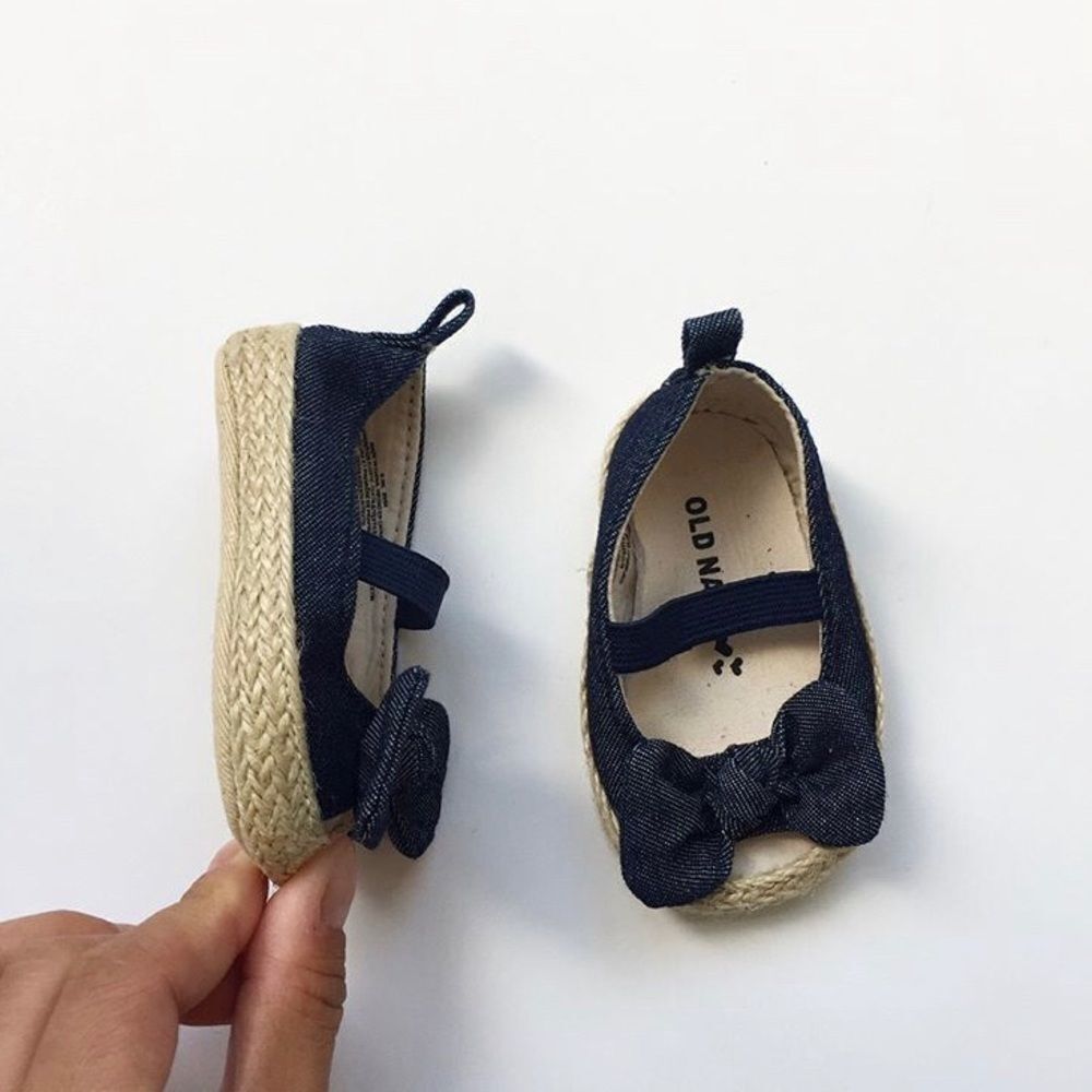 Old Navy chambray bow soft soles EUC size 0-3m (1)